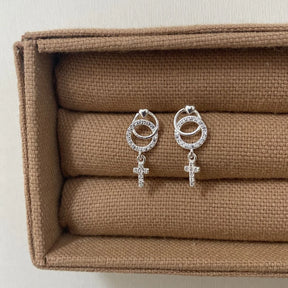 Brinco Círculo e Cruz Cravejado