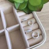 Brinco Mini Argola Cravejada